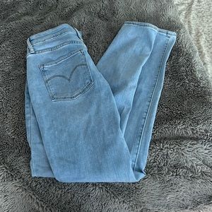 Never worn|size 26 Levi’s skinny jeans|light wash